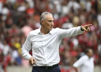 Contido e concentrado, Tite distribui abraços ao apito final em estreia pelo Flamengo no Maraca