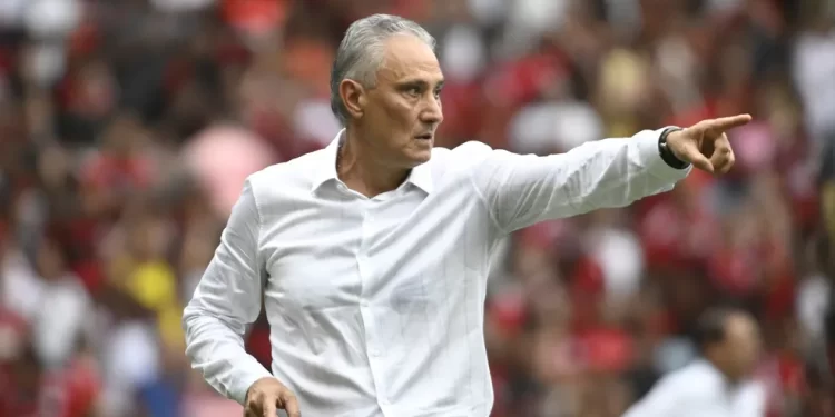 Contido e concentrado, Tite distribui abraços ao apito final em estreia pelo Flamengo no Maraca