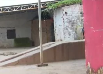 Dupla em carro chega atirando, perto de escola, e atinge funcionário de lava a jato no MA