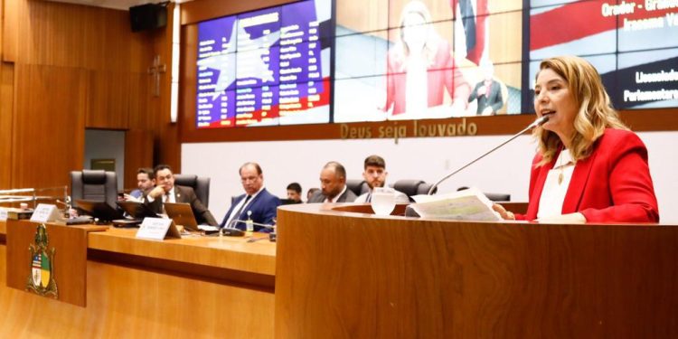 Barreirinhas: Iracema Vale sobe na tribuna e aumenta o tom contra prefeito