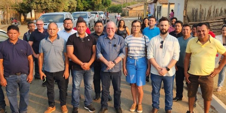 Jenipapo dos Vieiras: Hildo Rocha e prefeito Arnóbio inauguram pavimentação asfáltica