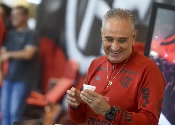 Movido a fé: por tradição familiar, Tite ganha terço rubro-negro antes de estreia no Flamengo