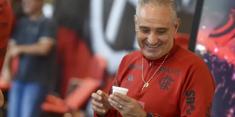 Movido a fé: por tradição familiar, Tite ganha terço rubro-negro antes de estreia no Flamengo