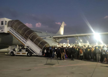 Avião com brasileiros repatriados de Israel chega ao Brasil