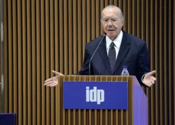 “Acho que a democracia sempre está em risco”, diz Sarney