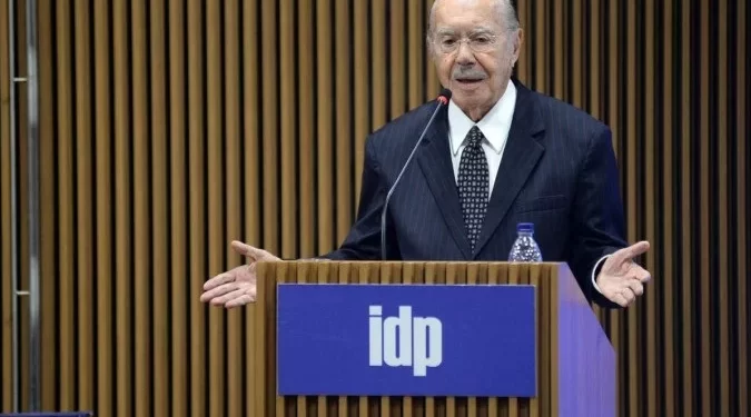 “Acho que a democracia sempre está em risco”, diz Sarney