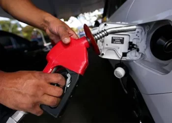 Petrobras anuncia redução da gasolina e aumento do diesel