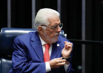Líder do Governo, Jaques Wagner vota contra PT e a favor de limitar STF