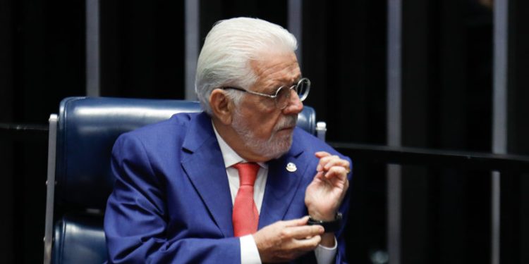 Líder do Governo, Jaques Wagner vota contra PT e a favor de limitar STF