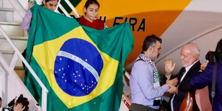 Veja fotos da chegada dos repatriados da Faixa de Gaza no Brasil …  Leia mais no texto original: (https://www.poder360.com.br/brasil/veja-fotos-da-chegada-dos-repatriados-da-faixa-de-gaza-no-brasil/) © 2023 Todos os direitos são reservados ao Poder360, conforme a Lei nº 9.610/98. A publicação, redistribuição, transmissão e reescrita sem autorização prévia são proibidas