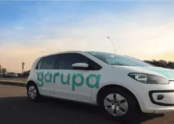 O fim para a Uber e 99? Novo aplicativo oferece carteira assinada (CLT) para motoristas de corridas particulares e causa alvoroço nas outras plataformas