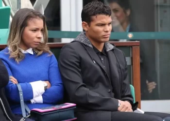 Esposa de Thiago Silva avisa que vai se separar caso o zagueiro volte ao Fluminense