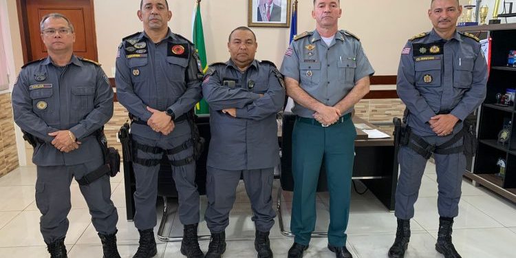 São Luís: COMANDANTE-GERAL DA PM RECEBE VISITA DO SARGENTO ADELMO APÓS ATO DE BRAVURA NA INTERVENÇÃO DE UM ASSALTO A VAN