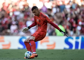 Solução em 2022, goleiro Santos completa seis meses sem jogar pelo Flamengo