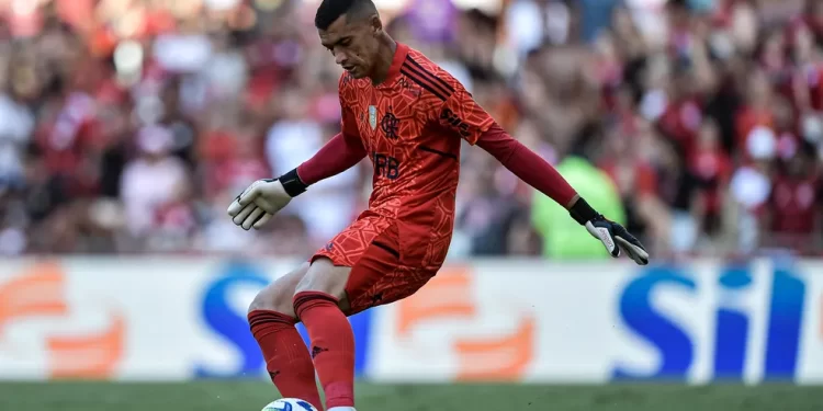 Solução em 2022, goleiro Santos completa seis meses sem jogar pelo Flamengo