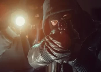 São Luís: Trio invade casa e faz moradores reféns durante assalto