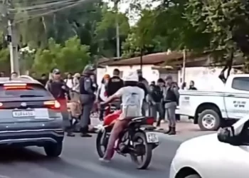 São Luís: Motociclista desrespeita blitz e atropela policial