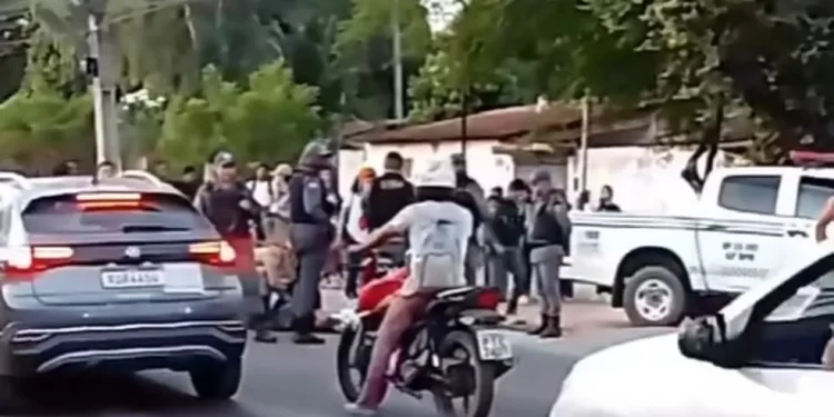 São Luís: Motociclista desrespeita blitz e atropela policial