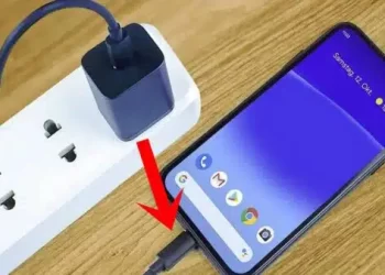 O que CONECTAR primeiro: o carregador ao celular ou à tomada? Pare de fazer errado!
