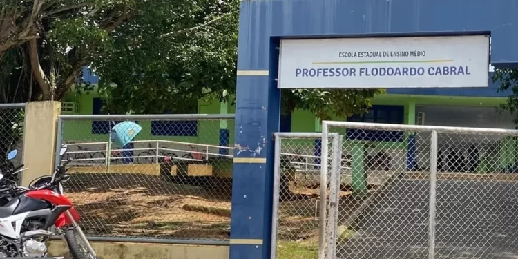 Professor filmado fazendo sexo com aluno de 15 anos é demitido de escola pela Secretaria de Educação no Acre