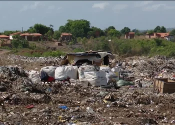 Caxias: Mesmo após ser condenada pela Justiça a construir aterro, prefeitura mantém lixão na área urbana