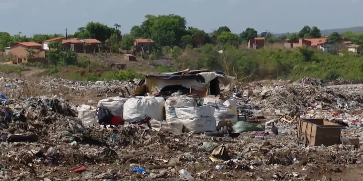 Caxias: Mesmo após ser condenada pela Justiça a construir aterro, prefeitura mantém lixão na área urbana