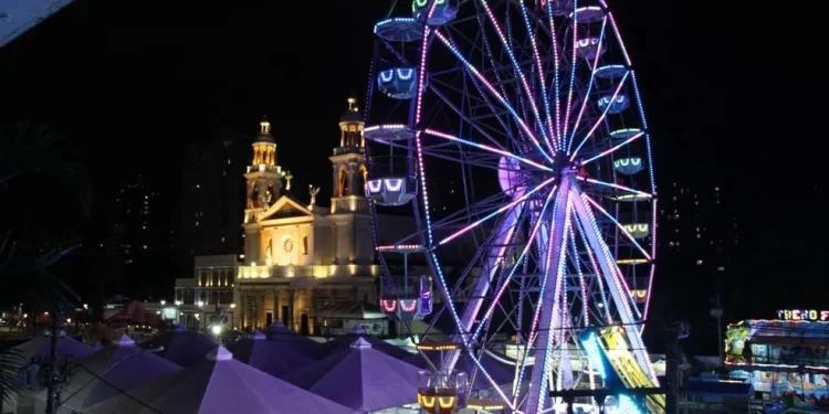 Motor de roda gigante cai e atinge funcionário em parque de diversões em Belém