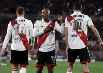 Decidido a pagar multa, Flamengo trata ajustes finais com De la Cruz por segurança para notificar River