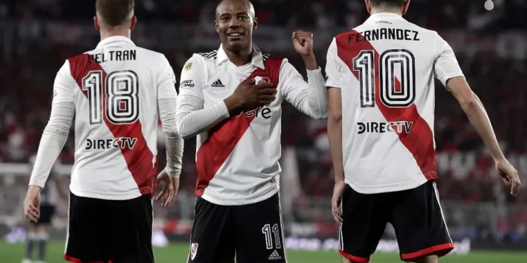 Decidido a pagar multa, Flamengo trata ajustes finais com De la Cruz por segurança para notificar River