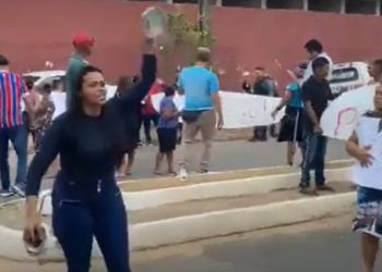 Eudes Barros; moradores cobram pavimentação e protestam contra prefeito