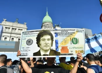 Dólar sobe 118% e Bolsa da Argentina fecha em queda de 0,65% após pacote Milei