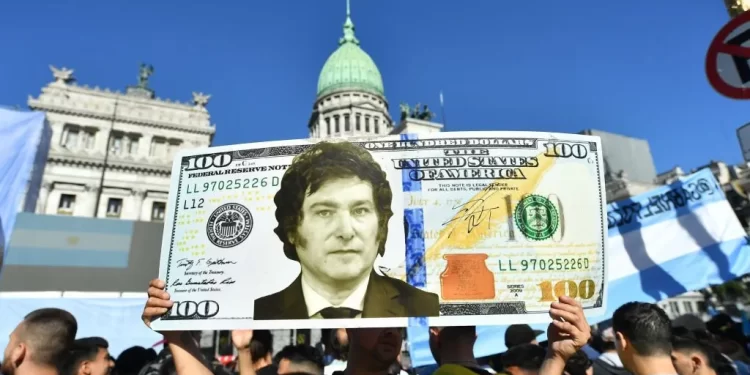 Dólar sobe 118% e Bolsa da Argentina fecha em queda de 0,65% após pacote Milei