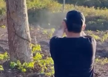 Sem porte de arma, vereador aparece em vídeo se exibindo e atirando em local inadequado