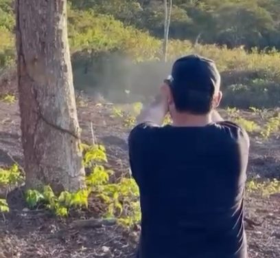 Sem porte de arma, vereador aparece em vídeo se exibindo e atirando em local inadequado