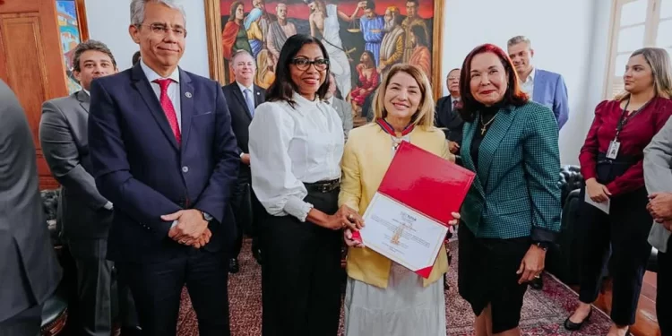 Iracema Vale é homenageada com mais alta comenda do Poder Judiciário maranhense