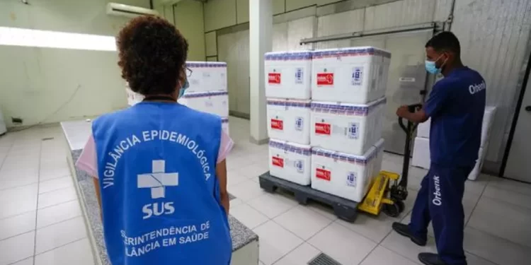 Vacinas deixadas por Bolsonaro quase sem validade são queimadas; prejuízo é de mais de R$ 1 bilhão