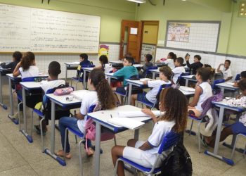 Estado anuncia concurso público com mil vagas para professores e salários de R$ 5.500