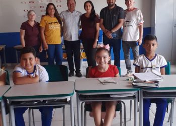 Anajatuba: O Prefeito Hélder Aragão fez uma visita de surpresa à Escola do Povoado Mutum e foi recebido com Alegria pela Comunidade Escolar