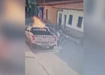 Humberto de Campos: Homem é flagrado ateando fogo em viatura da Polícia Militar