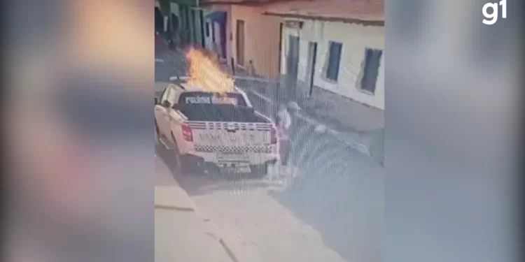 Humberto de Campos: Homem é flagrado ateando fogo em viatura da Polícia Militar