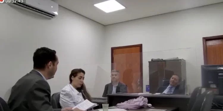 Policial suspeita de atirar no namorado diz em audiência que não teve intenção de ferir e se apresentou em delegacia