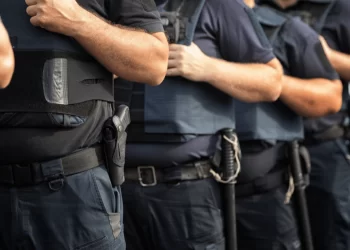 Policiais militares são flagrados mexendo no celular e desatentos durante serviço nas ruas do Rio