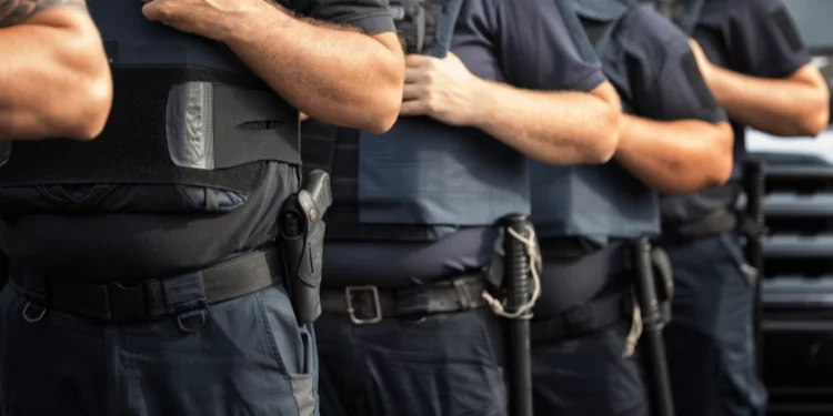 Policiais militares são flagrados mexendo no celular e desatentos durante serviço nas ruas do Rio