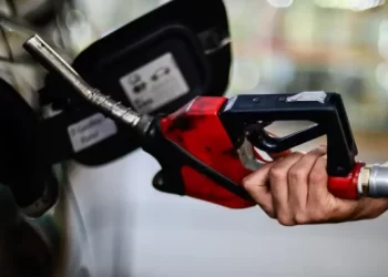 Petrobras reduz preço do diesel às distribuidoras a partir desta sexta-feira