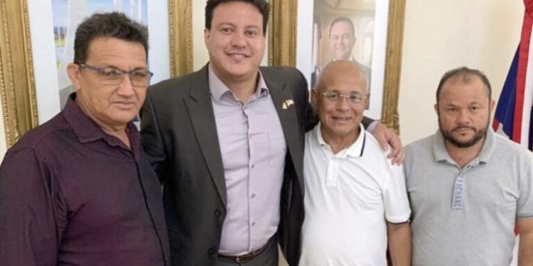Apicum-Açu: Prefeito Zequinha ribeiro, acompanhado do vice prefeito e secretário em busca de benefício
