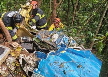 Avião cai na Grande São Paulo e mata duas pessoas