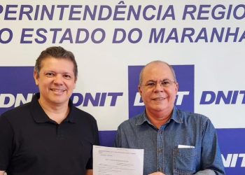 Hildo Rocha entrega cópia da lei 14.426 de sua autoria ao superintendente do Dnit