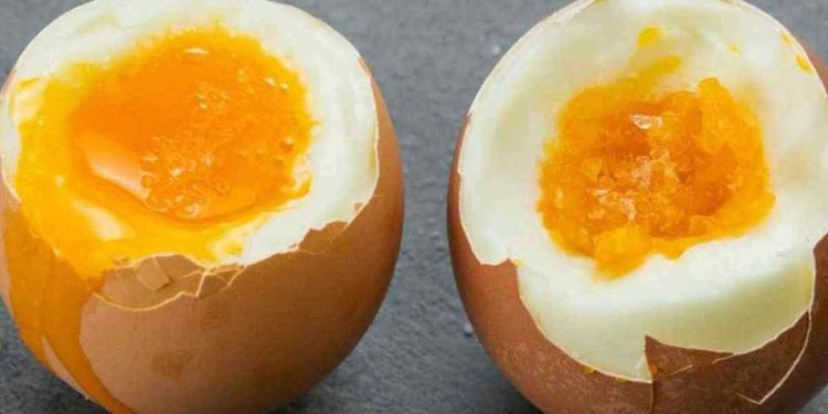 A dica genial para cozinhar um ovo cozido com perfeição