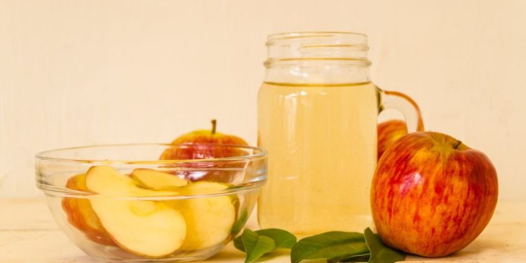 Beber água com vinagre de maçã emagrece? Entenda