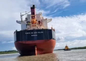Navio de 229 metros encalha em canal que dá acesso a porto em São Luís